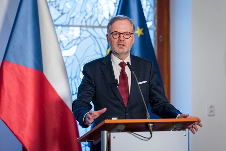 Fiala Commends Advancement in Ukraine Peace Talks, Emphasizes Need for Security Guarantees