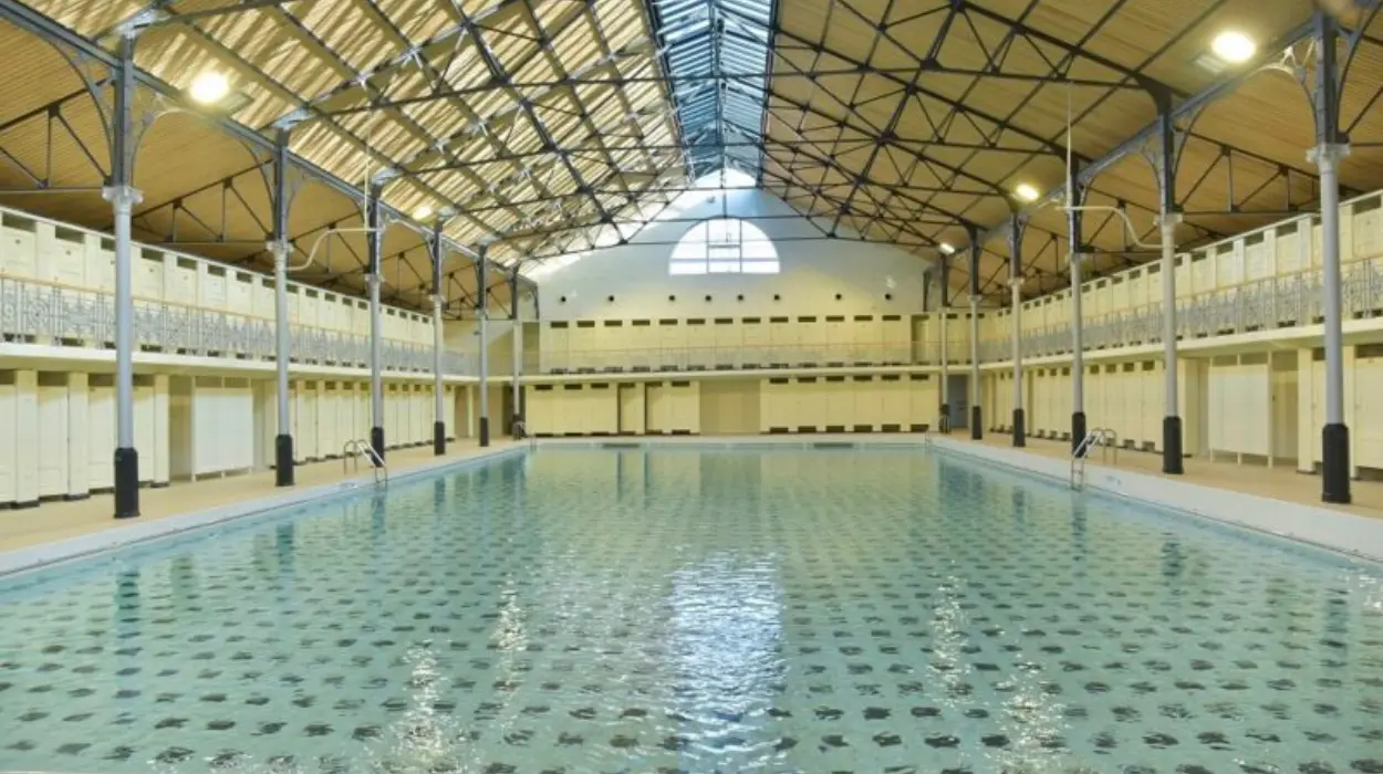 Ixelles Pool Introduces Weekly Swim Sessions for Overweight Individuals