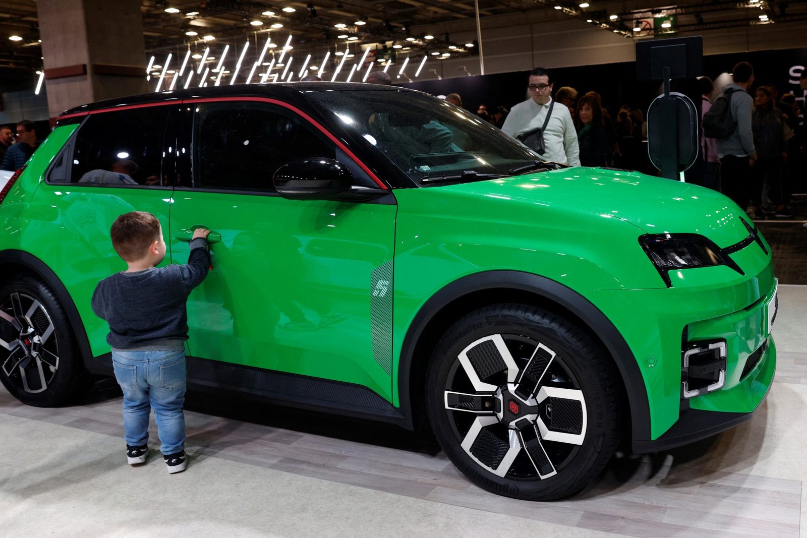 Manufacturers Claim a 100% Electric Automobile Market by 2035 is “Unattainable”
