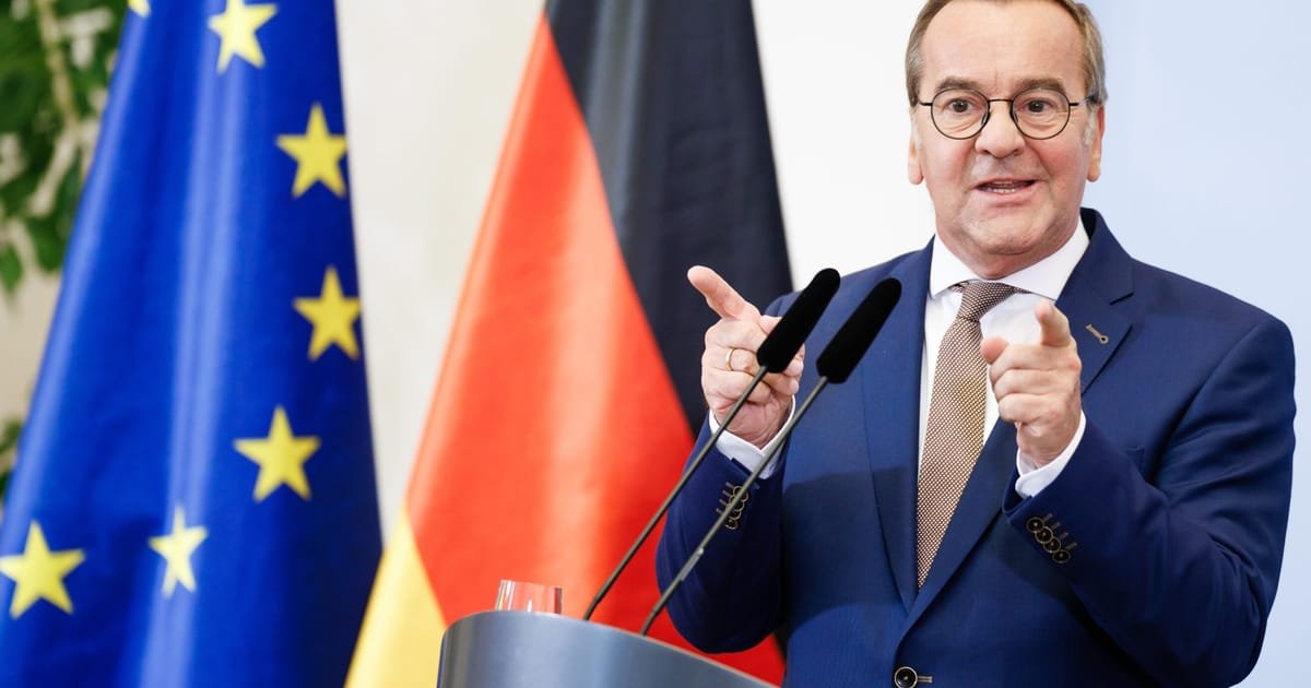 German Defense Chief Rejects von der Leyen’s Talk of EU Troops for Ukraine