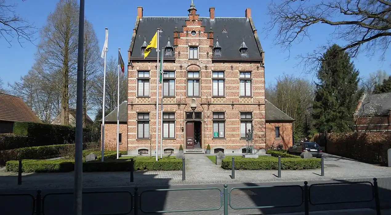 Oud-Turnhout Hosts Peace Ceremony Featuring Dierckx Flameng