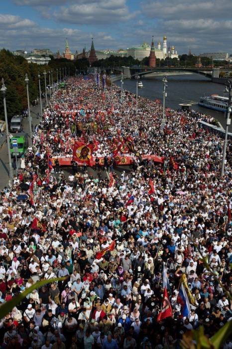 Tens of Thousands Gather for Large-Scale Church Procession in Moscow