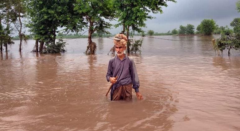 World News Summary: Pakistan Floods, Climate Reporting Delays, Peacekeeper Attack in South Lebanon, Human Rights Investigation Cuts