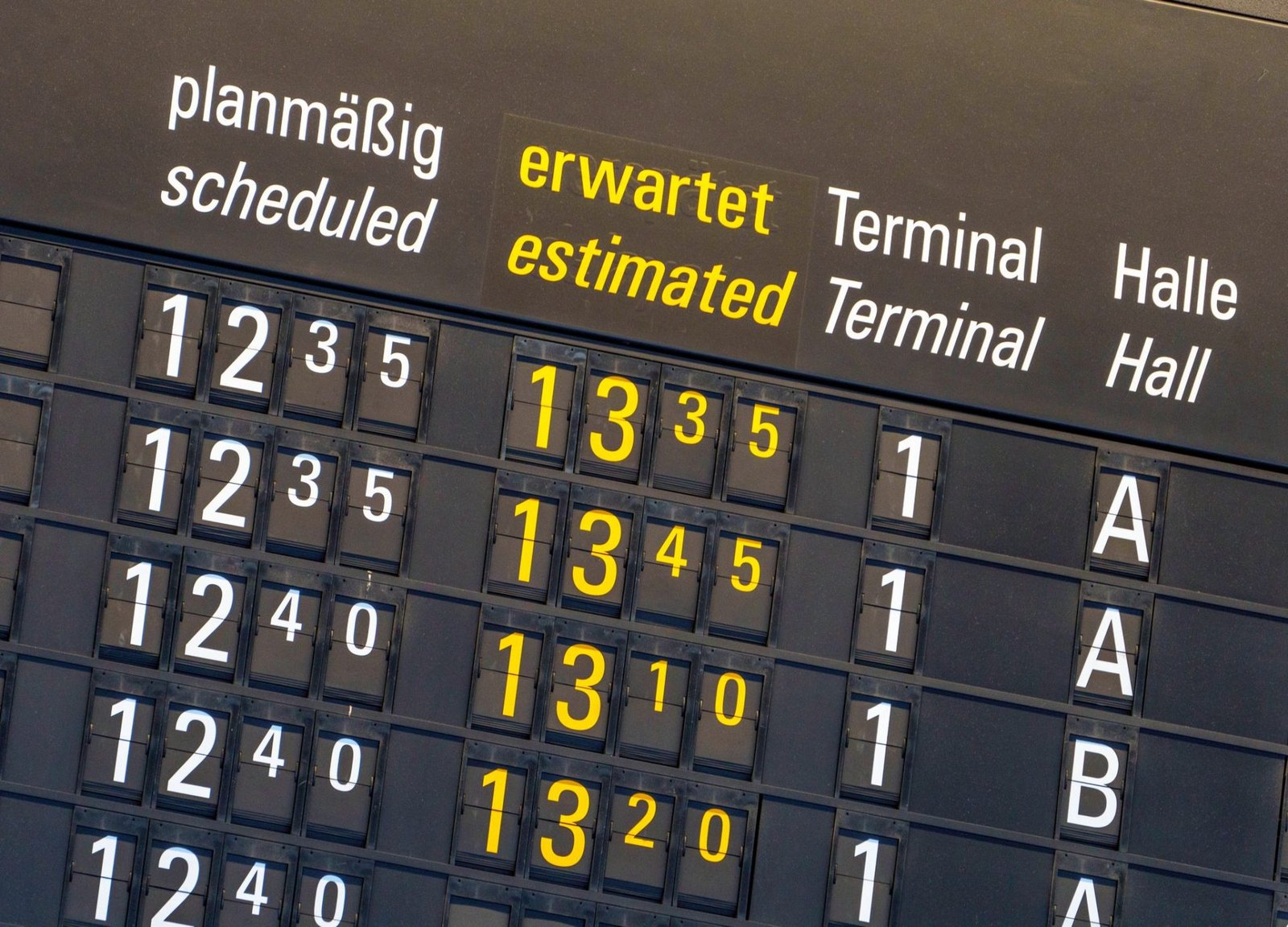 Brussels Launches Action Against Spain Over Airline Hand Luggage Fees