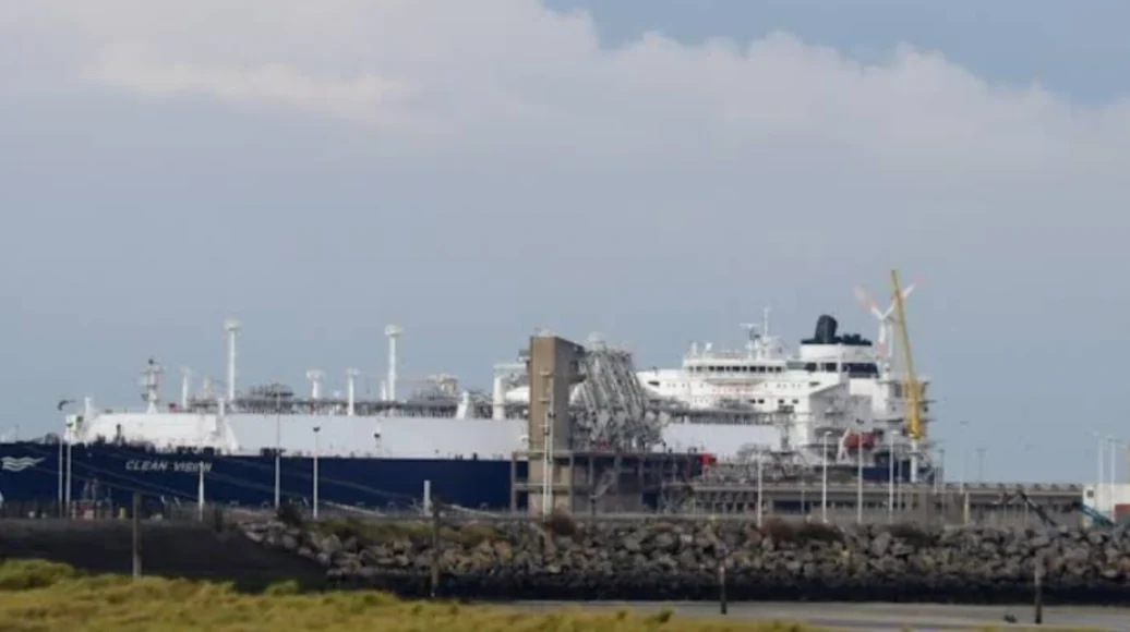 Police Intervene in Greenpeace Blockade of Zeebrugge LNG Terminal
