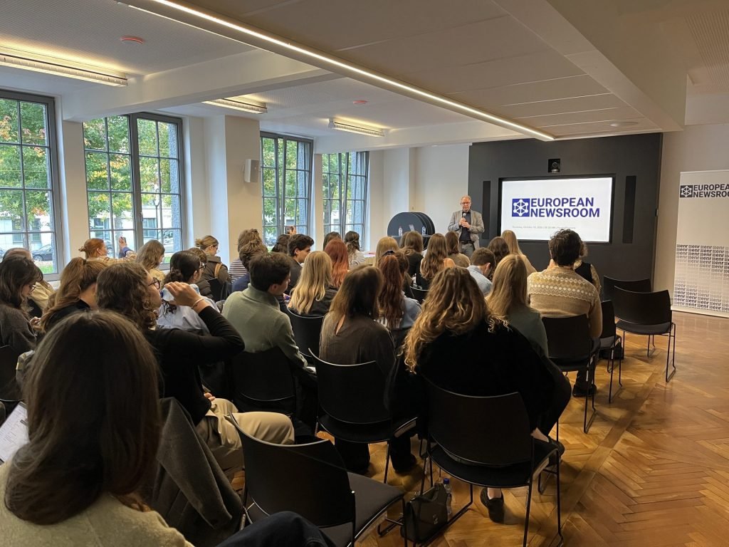 Youth4Regions: Young Journalists Explore the European Newsroom