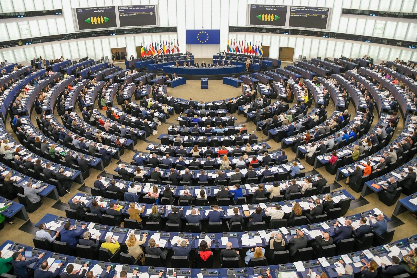 EP approves minimum age of 16 for access to networks and AI