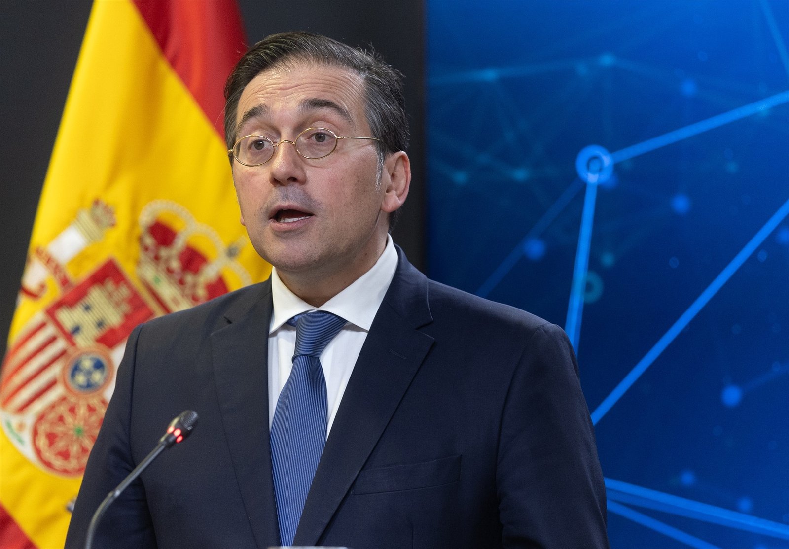 Albares urges Europe to “embrace greater sovereignty” amidst new U.S. strategy.
