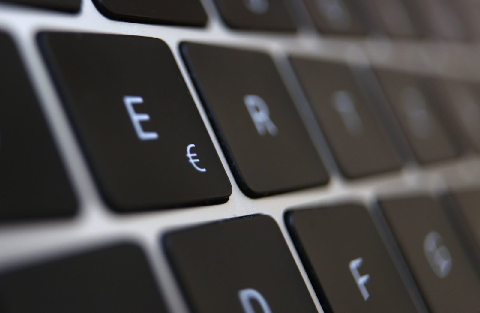 NKÚ: Flaws in the EU VAT System for E-Commerce Allow Traders to Evade Taxes