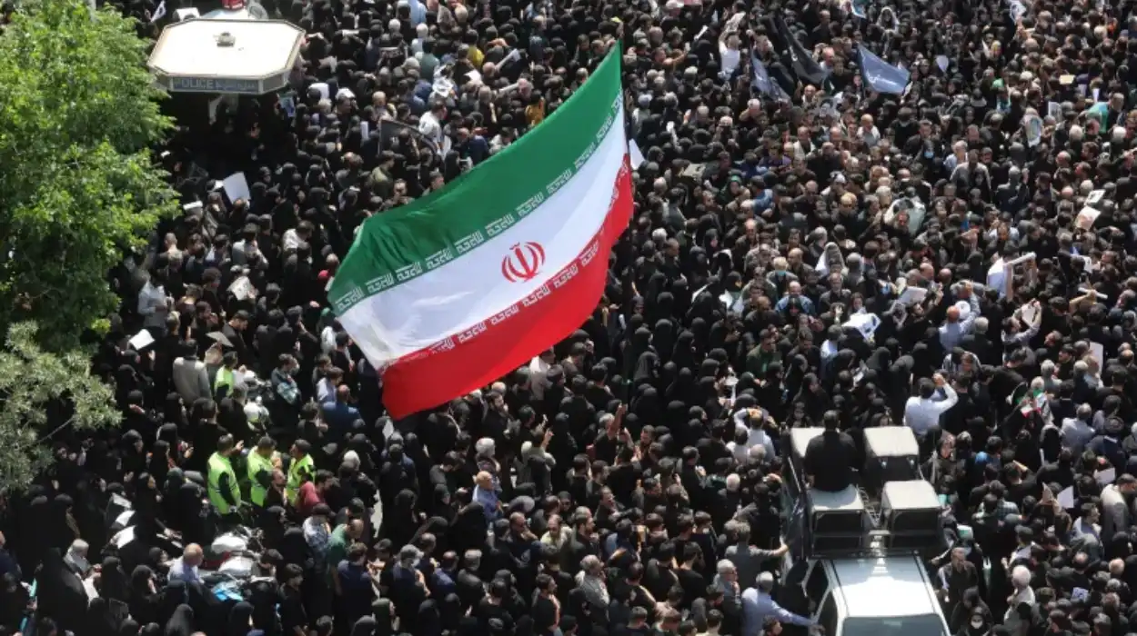 Social Revolution Amid Structural Crises: Comparing Revolutionary Theory and Iran’s Current Situation