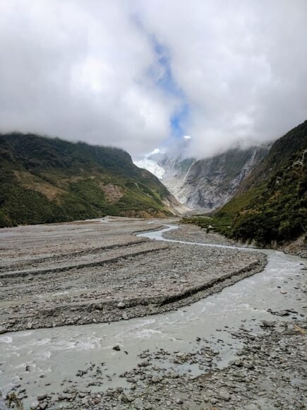 "Beyond GDP: Economists Advocate for Clearer Well-being and Sustainability Metrics"