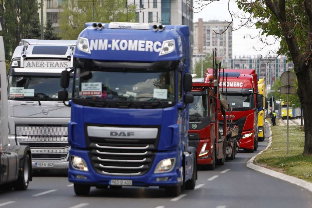 BiH and Serbian Carriers Block Border Crossings for Fifth Day, Seek EU Guarantees