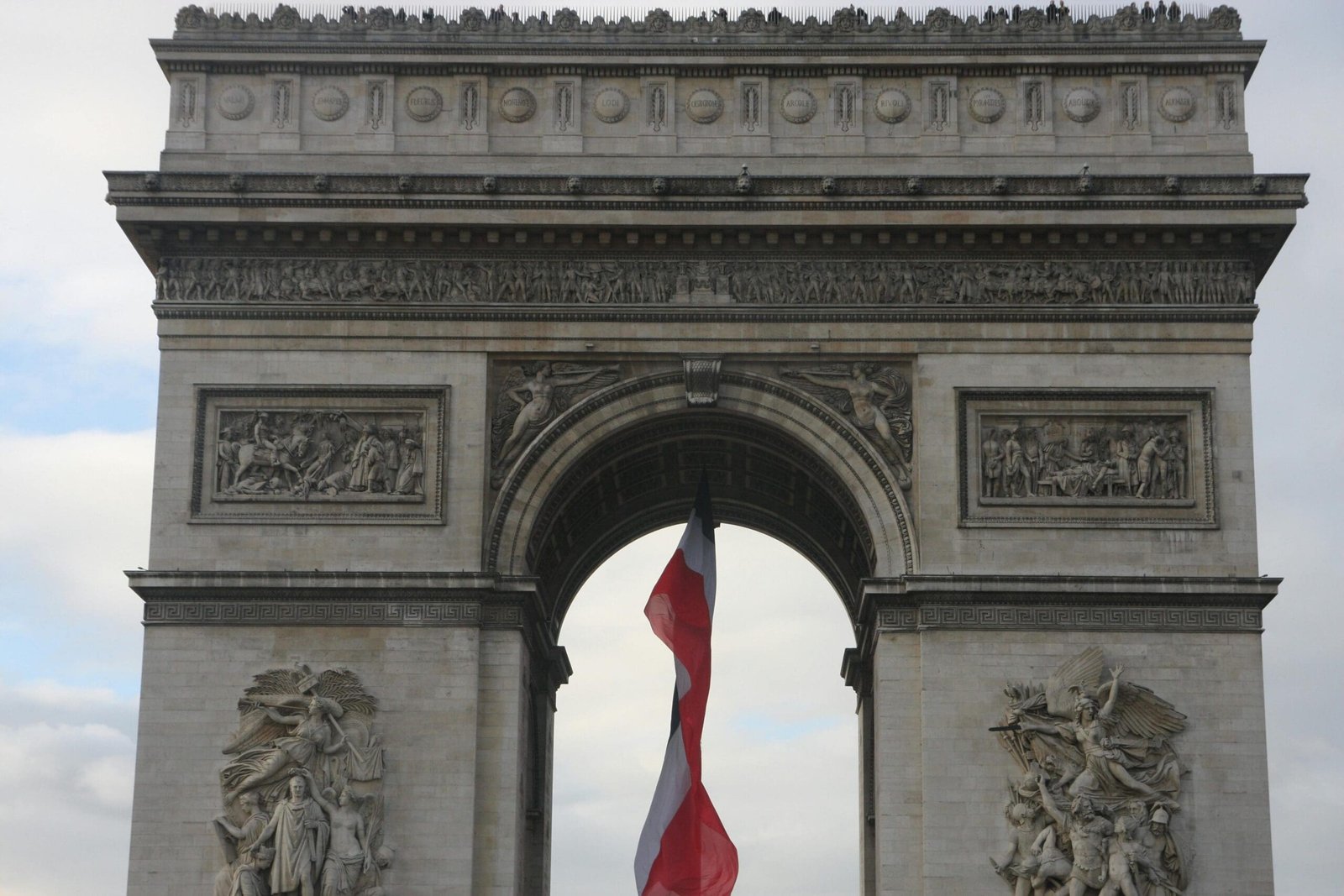 Elysee Palace Staff Member Arrested for Silverware Theft