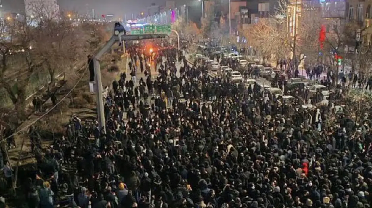 Iran Uprising Day 14: 190 Cities Mobilize, 54 Killed in Clashes with IRGC Forces