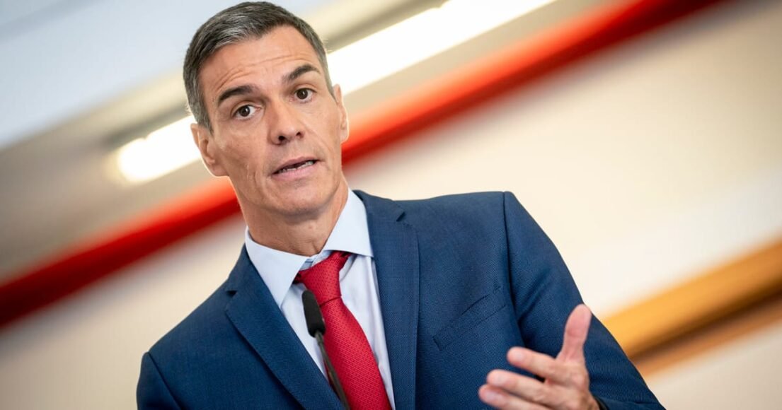 At anti-Trump rally, Sánchez promises to ‘twist the arm’ of the global right