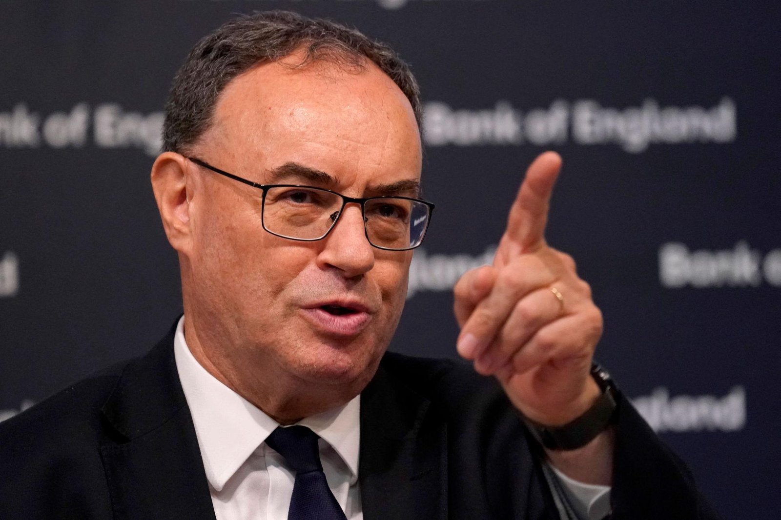 Sterling Pressured by UK Interest Rate Outlook as Inflation Cools in London 2026