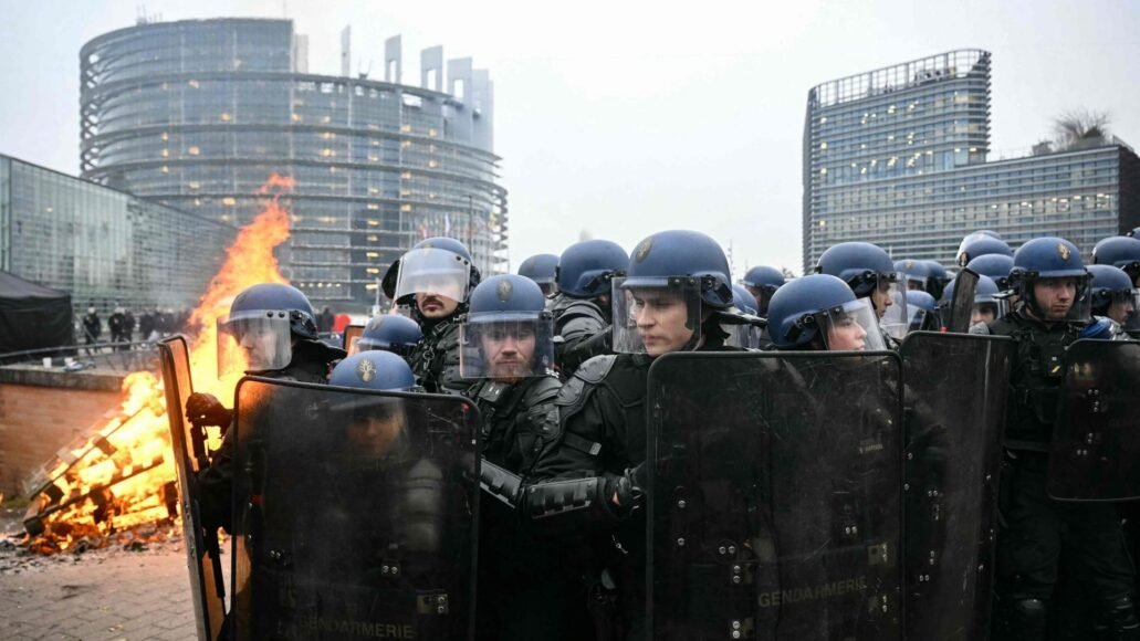 Thousands of Farmers Demonstrate Against Mercosur Deal Outside EU Parliament
