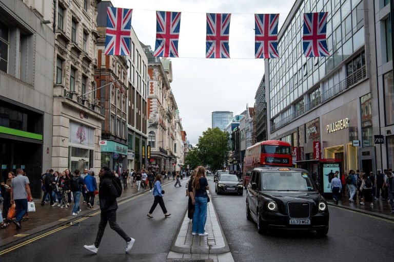 UK Consumer Spending Soars Following Higher-Than-Expected Retail Sales in London, 2026