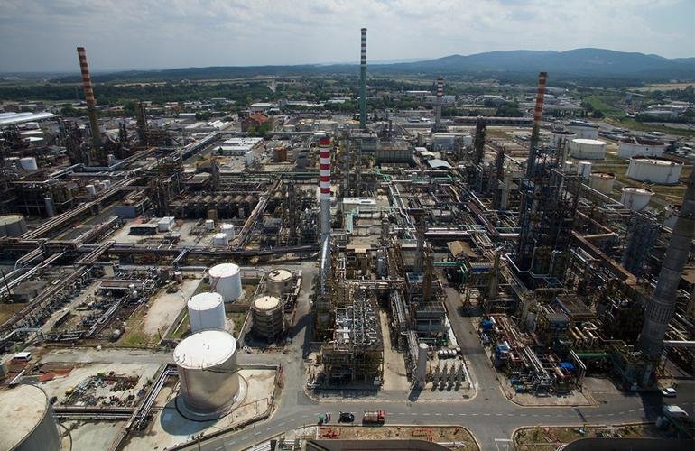 Eni CEO Predicts Oil Market Breakout from Current Range by Early 2027