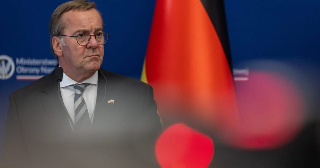 German Defense Chief Opposes Sharing Intelligence with AfD Ministers