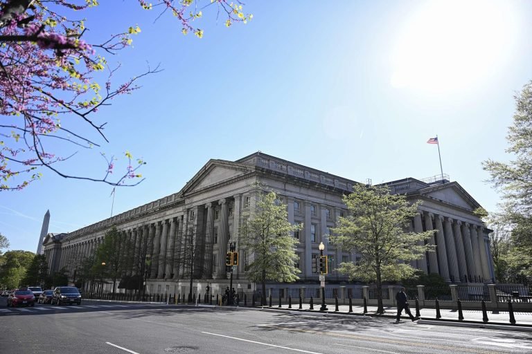 Global Bond Sell-Off Intensifies Amid Inflation and Debt Concerns, London